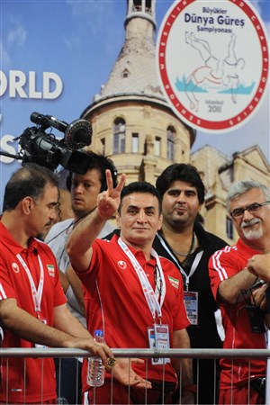 Mohammad Bana receives the prize as best coach of the world